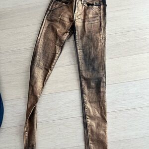 These pants no longer fit me. And I use it just 2 times.